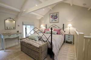 Christina Warwick coach house 10 sm.jpg